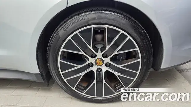 Porsche Taycan 2023 — Photo 13/33