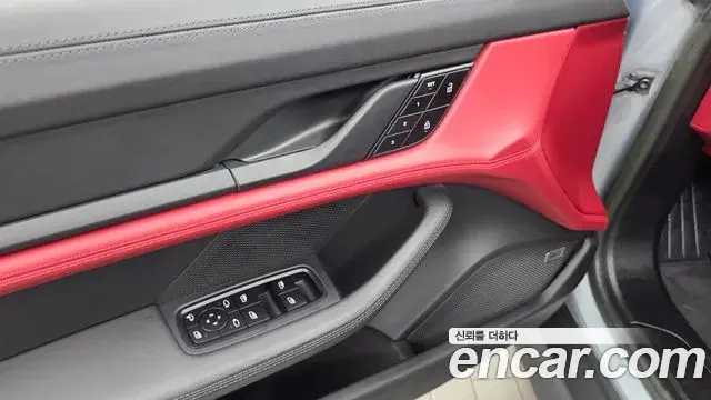Porsche Taycan 2023 — Photo 26/33