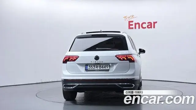 Volkswagen Tiguan 2021 — Photo 8/20