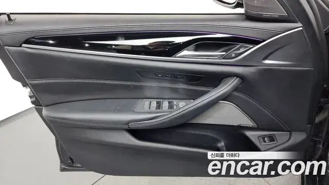 BMW 5 Series 2020 — Photo 20/39