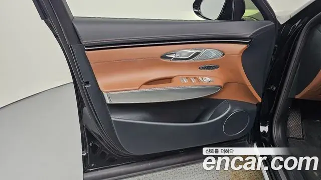 Genesis GV70 2023 — ფოტო 13/31