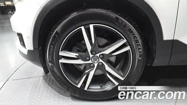 Volvo XC40 2019 — Photo 5/36