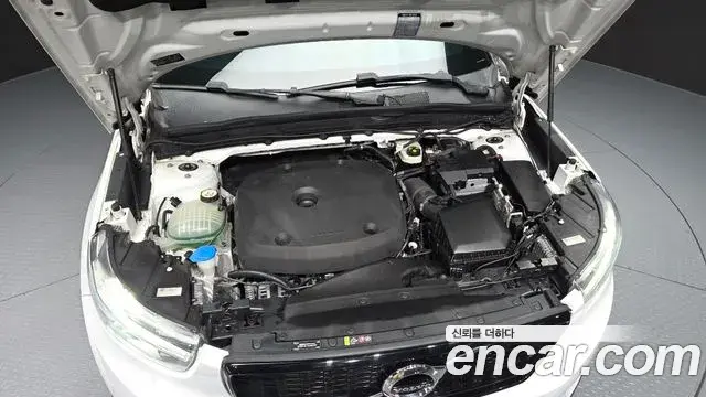 Volvo XC40 2019 — Photo 9/36