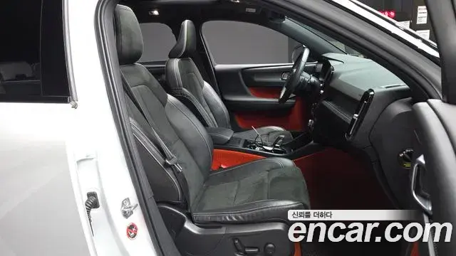 Volvo XC40 2019 — Photo 22/36