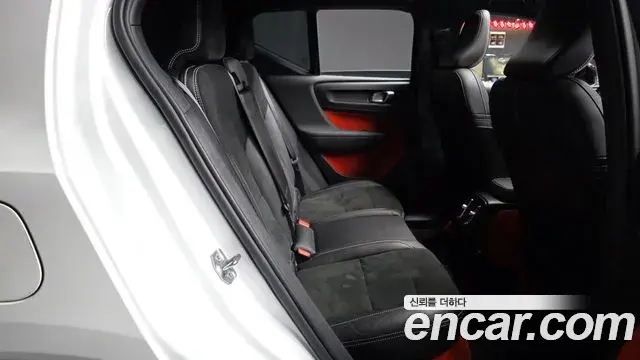 Volvo XC40 2019 — Photo 18/36