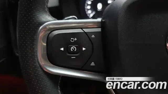Volvo XC40 2019 — Photo 1/36