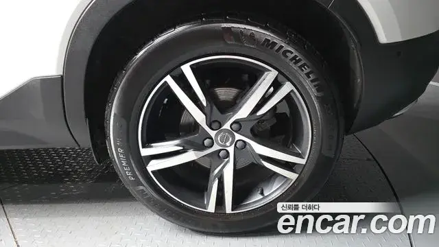 Volvo XC40 2019 — Photo 2/36