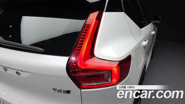 Volvo XC40 2019 — Photo 17/36