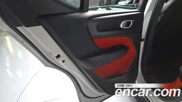 Volvo XC40 2019 — Photo 14/36