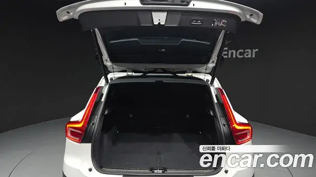 Volvo XC40 2019 — Photo 28/36
