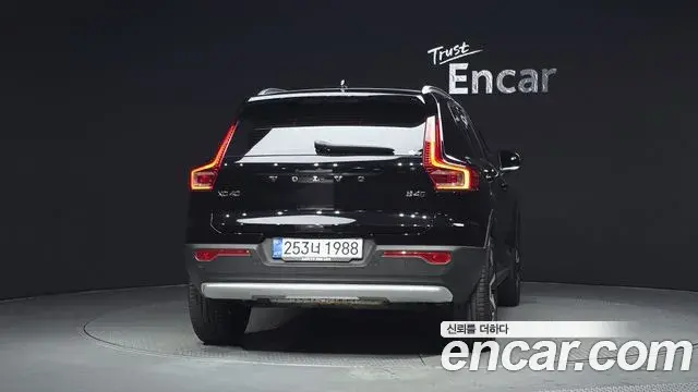 Volvo XC40 2025 — ფოტო 19/34