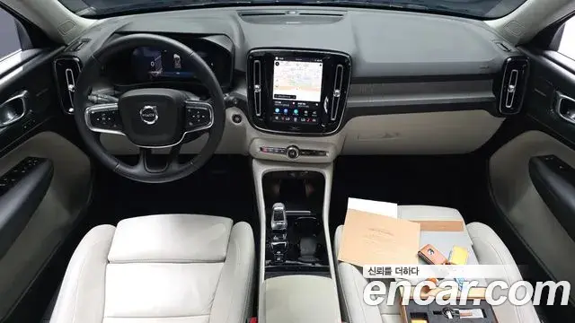 Volvo XC40 2025 — ფოტო 7/34
