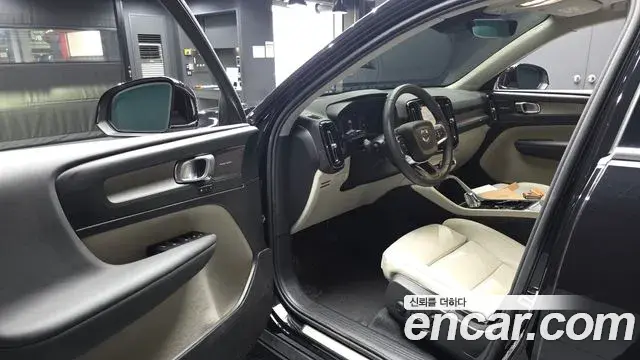 Volvo XC40 2025 — ფოტო 17/34