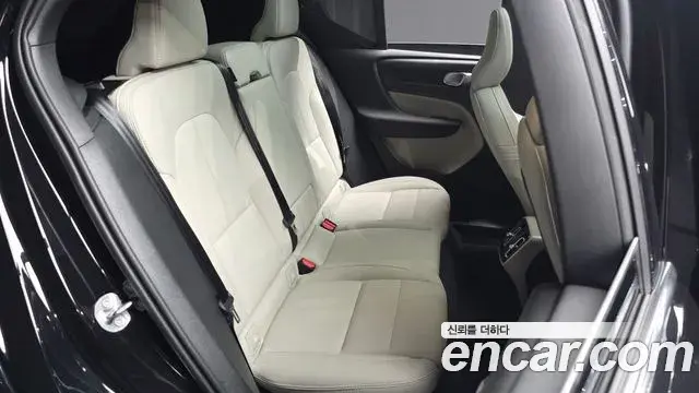 Volvo XC40 2025 — ფოტო 8/34