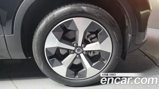 Volvo XC40 2025 — ფოტო 24/34