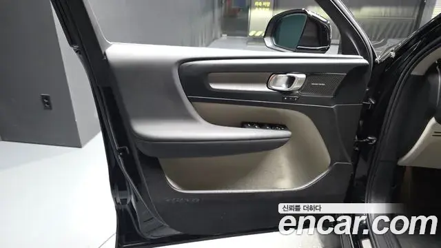 Volvo XC40 2025 — ფოტო 25/34