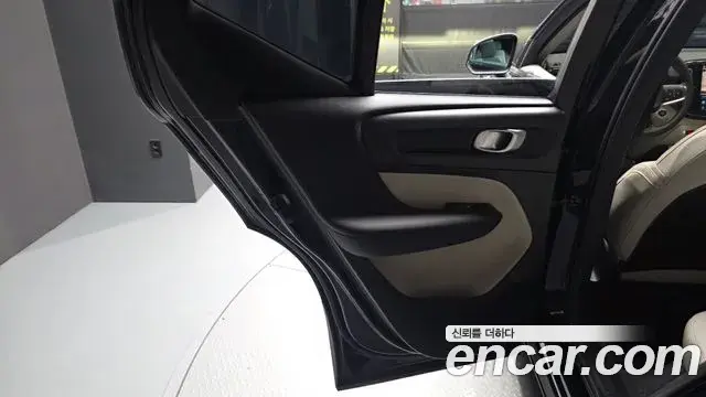 Volvo XC40 2025 — ფოტო 16/34