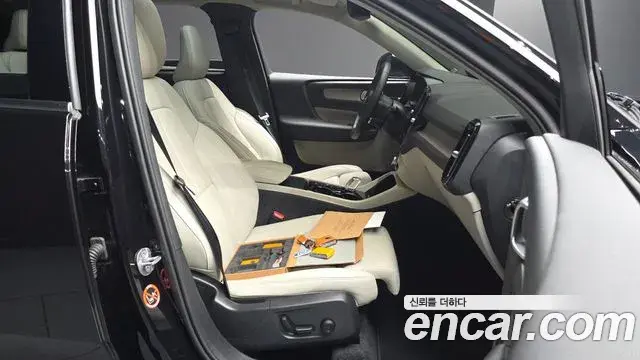 Volvo XC40 2025 — ფოტო 29/34