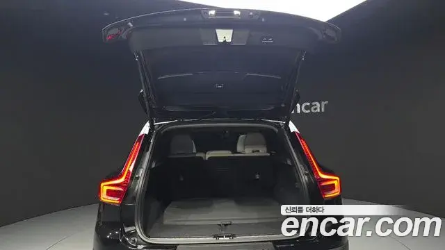 Volvo XC40 2025 — ფოტო 18/34