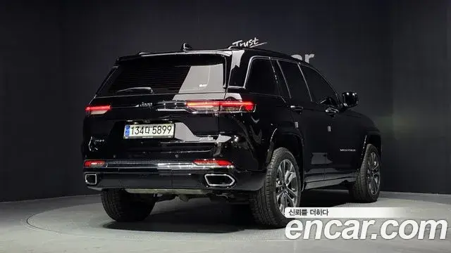 Jeep Grand Cherokee 2023 — ფოტო 19/20