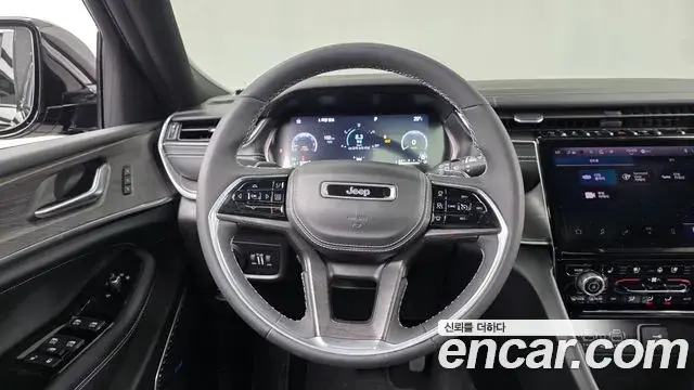 Jeep Grand Cherokee 2023 — ფოტო 18/20