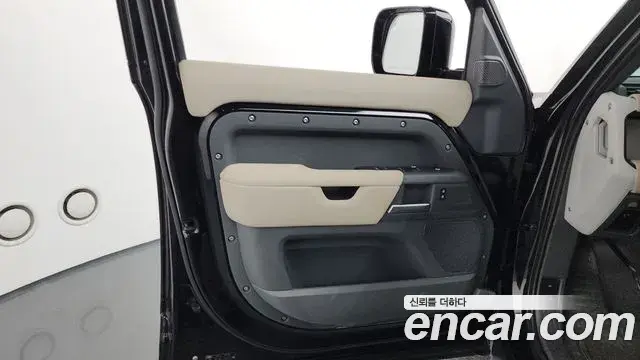 Land Rover Defender 2021 — ფოტო 27/32