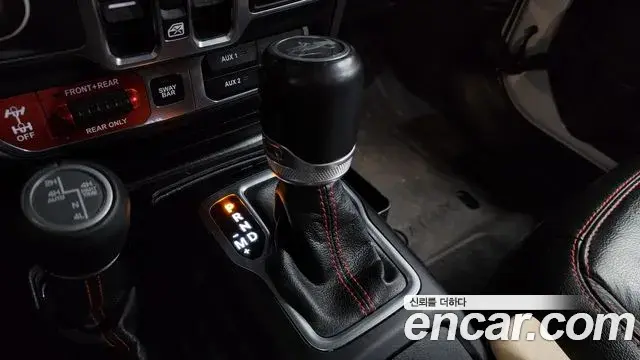 Jeep Wrangler 2019 — ფოტო 19/20
