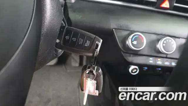 Hyundai The New Avante Hybrid 2022 — Photo 12/30