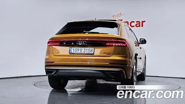 Audi Q8 2021 — Şəkil 10/20