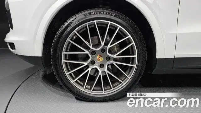 Porsche Cayenne 2020 — ფოტო 9/36