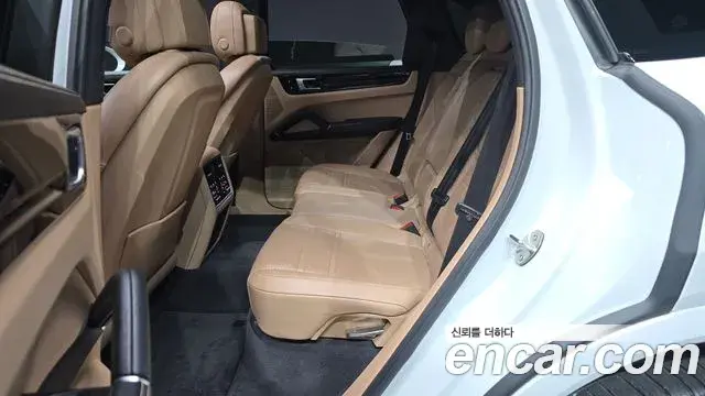 Porsche Cayenne 2020 — ფოტო 13/36