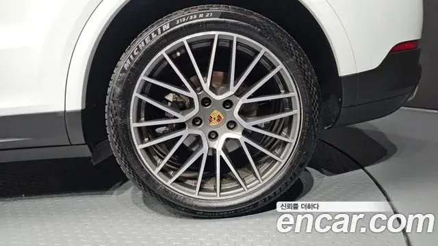 Porsche Cayenne 2020 — ფოტო 19/36