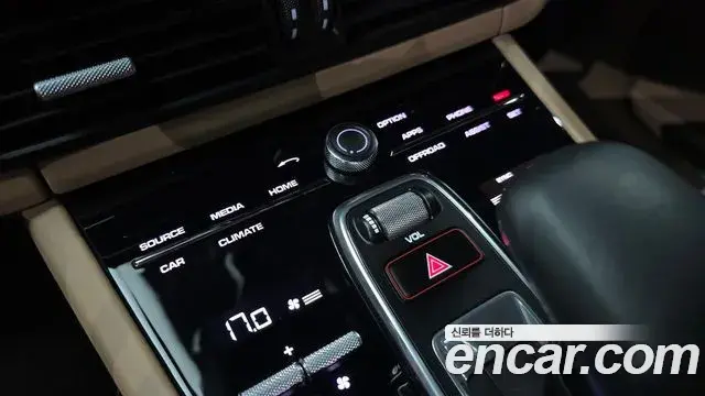 Porsche Cayenne 2020 — ფოტო 7/36