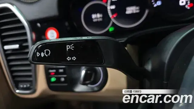 Porsche Cayenne 2020 — ფოტო 21/36