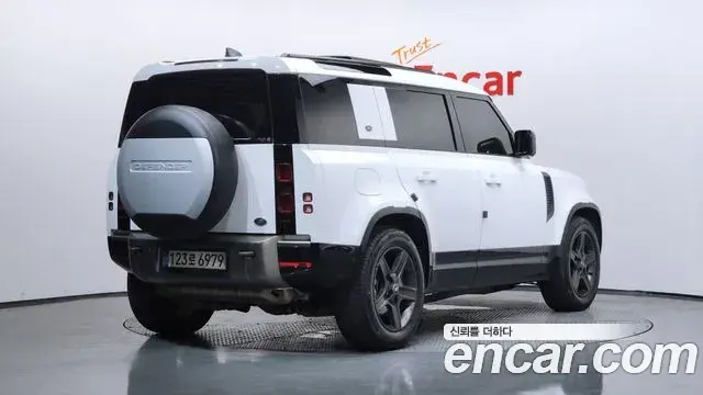 Land Rover Defender 2021 — ფოტო 1/33