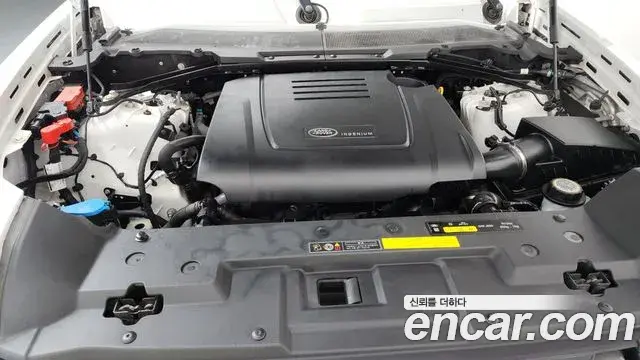 Land Rover Defender 2021 — ფოტო 17/33
