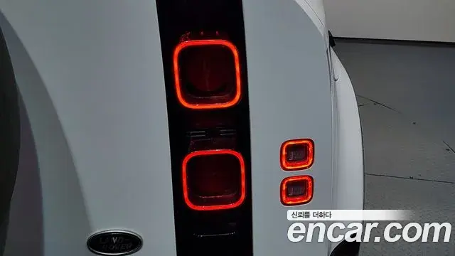 Land Rover Defender 2021 — ფოტო 31/33