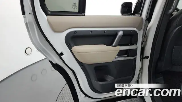 Land Rover Defender 2021 — ფოტო 9/33
