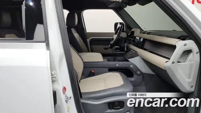 Land Rover Defender 2021 — ფოტო 25/33