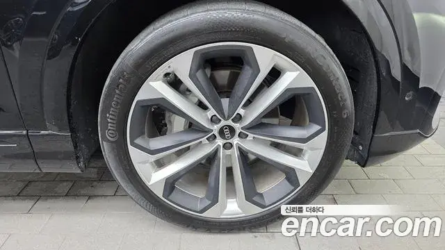 Audi Q8 2025 — Photo 22/34