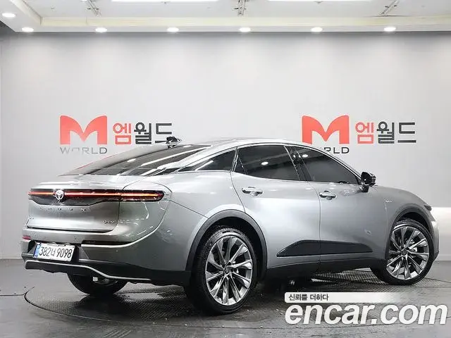 Toyota Crown Crossover 2025 — Photo 1/20