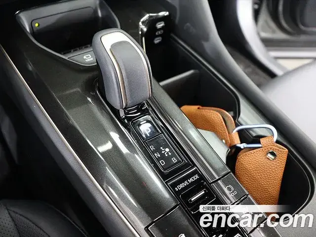 Toyota Crown Crossover 2025 — Photo 8/20