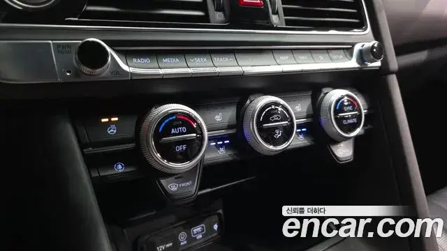 Genesis G70 2019 — Photo 17/39