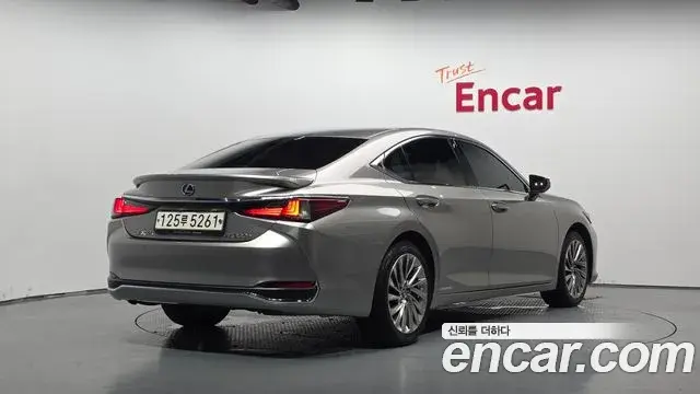 Lexus ES300h 2021 — Şəkil 24/31