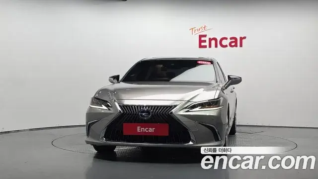 Lexus ES300h 2021 — Şəkil 16/31