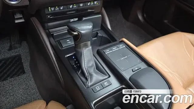 Lexus ES300h 2021 — Şəkil 22/31