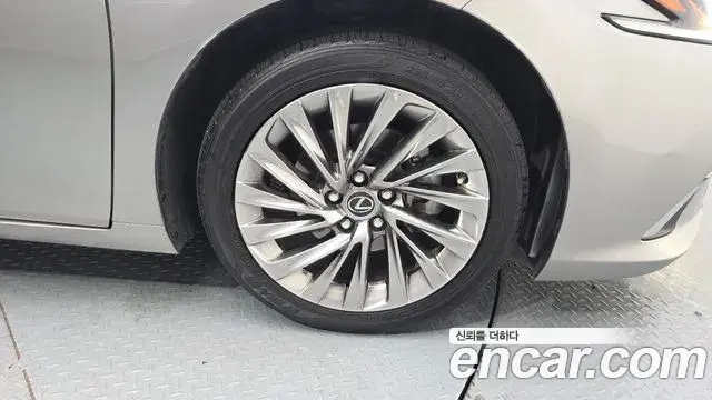 Lexus ES300h 2021 — Şəkil 11/31