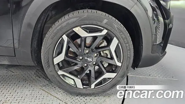 Kia Seltos 2023 — ფოტო 13/30