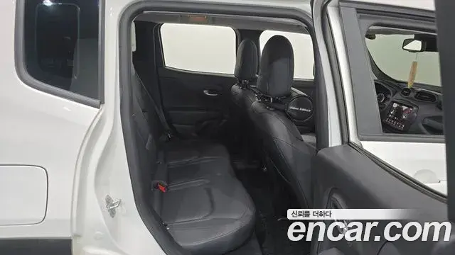 Jeep Renegade 2022 — Фото 11/20