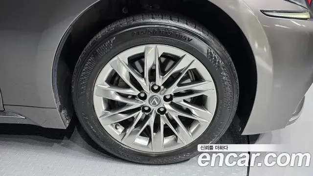 Lexus LS500h 2018 — ფოტო 30/35